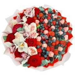 Букет с клубникой и цветами от интернет магазина Deliverygift.ru