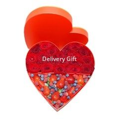 Подарок из цветов и ягод от Delivery Gift.