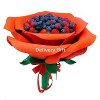 Букет из ягод в виде цветка от DeliveryGift.