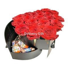 Красные розы со сладостями от Delivery Gift.