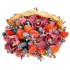 Корзина с цветами и фруктами от Delivery Gift.